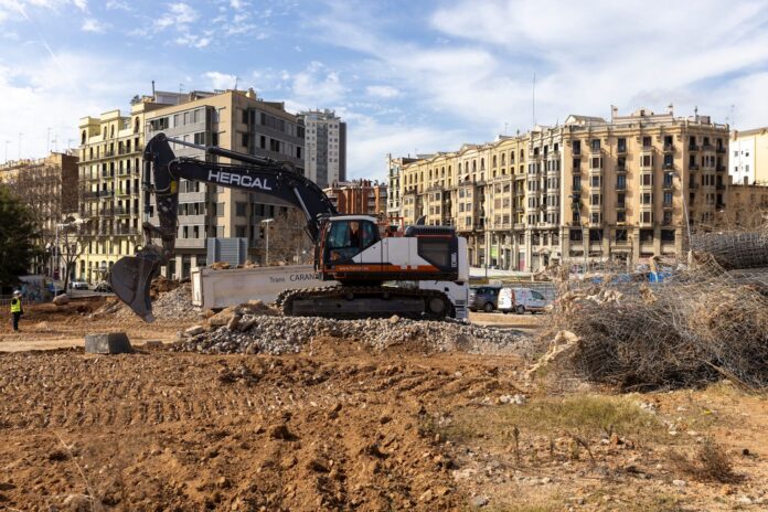 Vista de las obras de construcción de vivienda pública en Glòries.