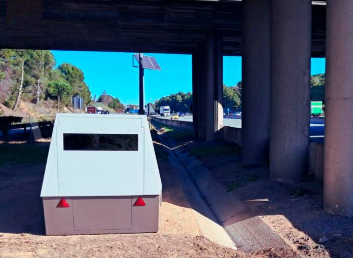 Vista de uno de los nuevos radares en remolque que controlarán la velocidad en la red viaria catalana.