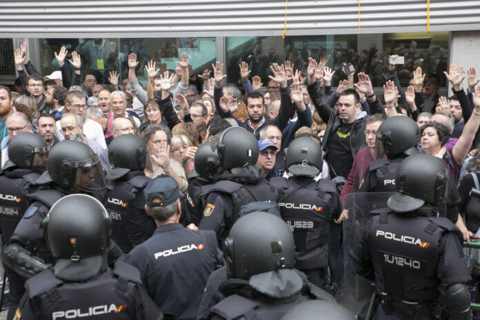 Agentes de la Policía Nacional y separatistas en la jornada del 1 de octubre de 2017 (ANC).