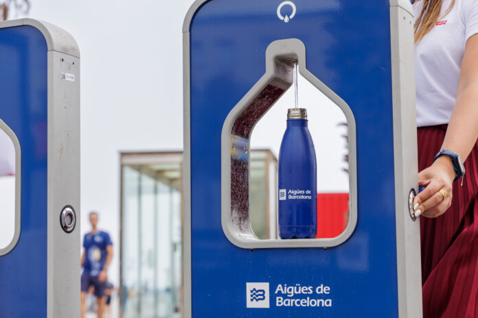 Aigües de Barcelona instaló fuentes de agua en la última edición de la Copa América de vela para reducir los residuos plásticos.