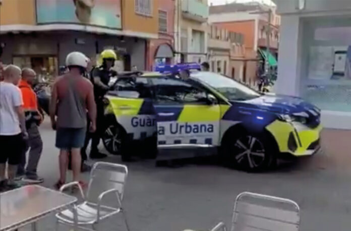 Un momento de la detención del joven marroquí llevada a cabo por agentes de la Guardia Urbana de Badalona en el Passeig de la Salut de esta ciudad.