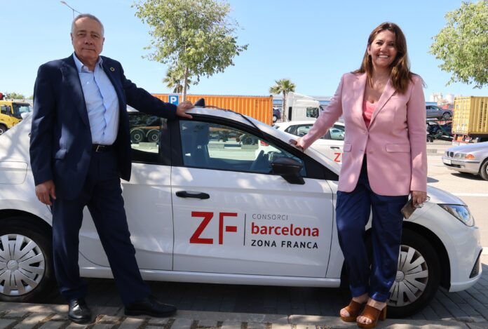Pere Navarro y Blanca Sorigué posan junto a un coche de la Zona Franca en la calle 3 del polígono industrial de la Zona Franca, entre las rotondas de las calles A y B.
