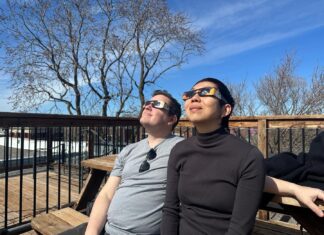 Alerta a dos días del eclipse: retiran seis modelos de gafas por riesgo de lesiones oculares Un hombre y una mujer observan un eclipse de sol con unas gafas especiales.