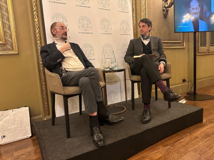De izquierda a derecha, Javier Lambán y el periodista Iñaki Ellakuria en un acto celebrado en el Circulo Ecuestre de Barcelona el pasado mes de marzo.