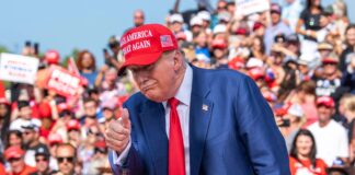 Donald Trump celebrando sus primeros 100 días de mandato en Warren, Michigan.