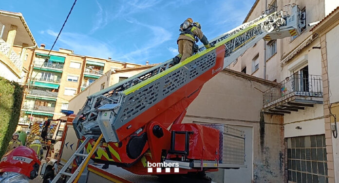Imagen de archivo de una intervención de los Bomberos de la Generalitat en un edificio en Cardona.