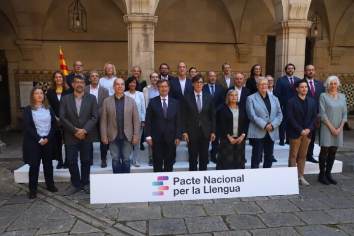 Los firmantes del Pacte Nacional per la Llengua.