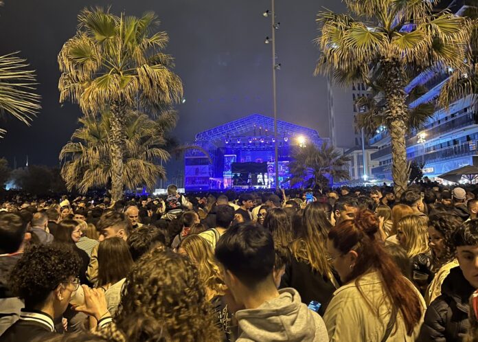 Vista del escenario instalado en el Passeig Marítim de Badalona para la celebración de los conciertos de las Festes de Maig (Ay. de Badalona).