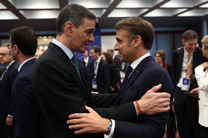 Pedro Sánchez junto a Emmanuel Macron en la VI Cumbre de la Comunidad Política Europea, celebrada este viernes.