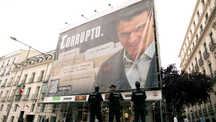 Vídeo: Hazte Oír despliega una lona ante el Congreso llamando corrupto a Sánchez