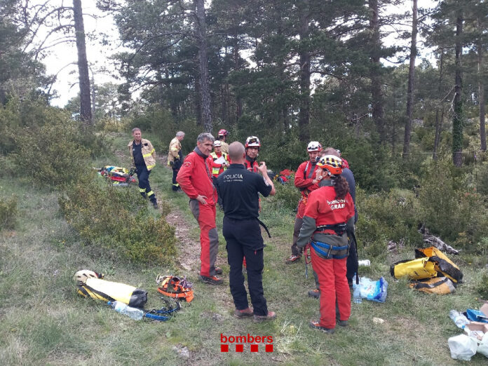 Bombers y Mossos en un momento de la intervención en Avenc de la Crisi.