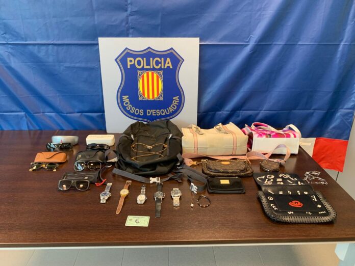 Vista de los objetos recuperados por los Mossos.
