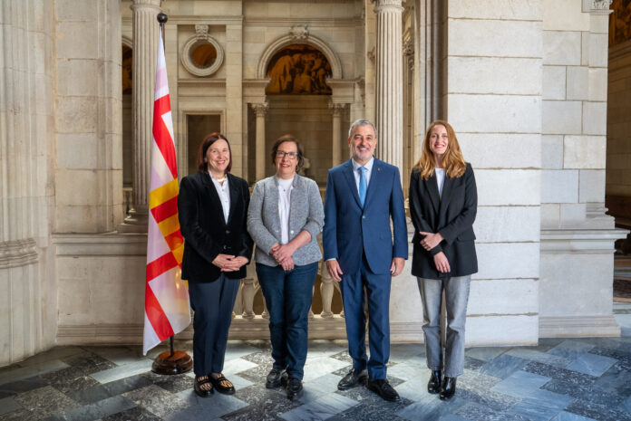 De izquierda a derecha, Sonia Fuertes, Raquel Gil, Jaume Collboni y Nadia Quevedo (Aj. Barcelona).