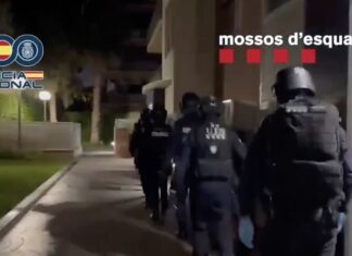 Captura de pantalla del vídeo publicado por la Policía Nacional y los Mossos sobre el dispositivo de detención de tres presuntos yihadistas en Castelldefels y Montcada i Reixac.