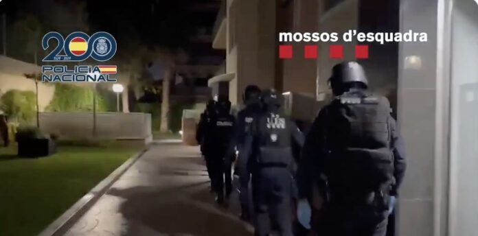 Captura de pantalla del vídeo publicado por la Policía Nacional y los Mossos sobre el dispositivo de detención de los tres presuntos yihadistas en Castelldefels y Montcada i Reixac.