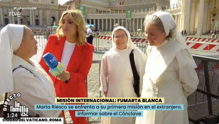 El programa 'La familia de la tele', de TVE, envió una corresponsal a Roma, lo que ha generado gran malestar en los servicios informativos del ente público.