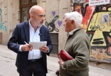 Daniel Sirera charla con un vecino de Barcelona (PP).