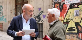 Daniel Sirera charla con un vecino de Barcelona (PP).