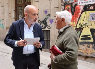 Daniel Sirera charla con un vecino de Barcelona (PP).