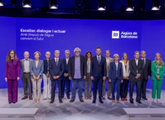 Belén García, vicepresidenta del Área del Ciclo del Agua y Análisis de Políticas Metropolitanas del AMB y alcaldesa de Sant Joan Despí; Ignacio Escudero, director general de Aigües de Barcelona; Antonio Balmón, vicepresidente ejecutivo del AMB y alcalde de Cornellà de Llobregat; Felipe Campos, consejero delegado de Aigües de Barcelona y Concha Zorrilla, directora general de Transición Hídrica de la Generalitat de Cataluña, entre otros participantes al acto.