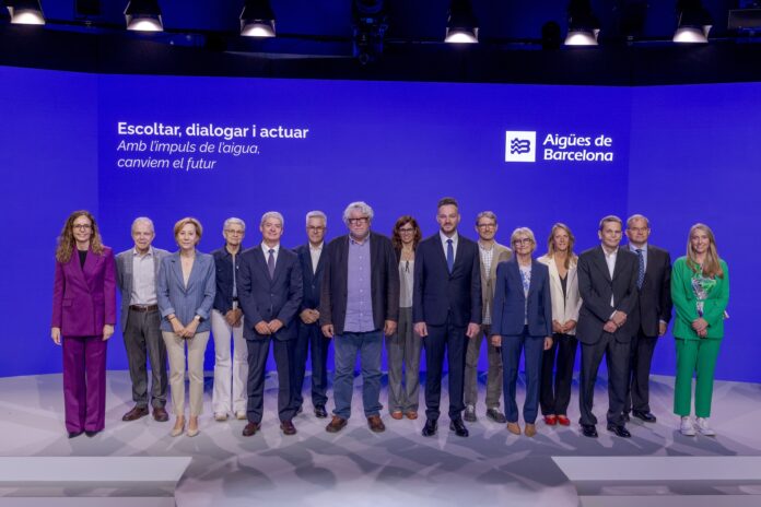 Belén García, vicepresidenta del Área del Ciclo del Agua y Análisis de Políticas Metropolitanas del AMB y alcaldesa de Sant Joan Despí; Ignacio Escudero, director general de Aigües de Barcelona; Antonio Balmón, vicepresidente ejecutivo del AMB y alcalde de Cornellà de Llobregat; Felipe Campos, consejero delegado de Aigües de Barcelona y Concha Zorrilla, directora general de Transición Hídrica de la Generalitat de Cataluña, entre otros participantes al acto.