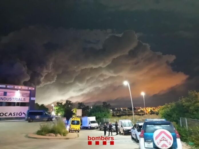 Grave incendio en Vilanova y la Geltrú. El área está confinada