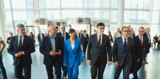 En el centro de la imagen, la ministra de Vivienda, Isabel Rodríguez, y el presidente de la Generalitat, Salvador Illa, a su llegada a Construmat 2025.