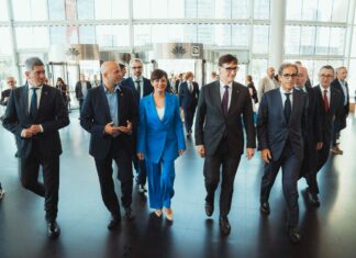 En el centro de la imagen, la ministra de Vivienda, Isabel Rodríguez, y el presidente de la Generalitat, Salvador Illa, a su llegada a Construmat 2025.