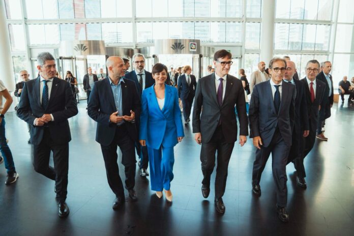 En el centro de la imagen, la ministra de Vivienda, Isabel Rodríguez, y el presidente de la Generalitat, Salvador Illa, a su llegada a Construmat 2025.