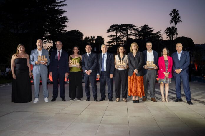 El acto estuvo encabezado por el ministro de Industria y Turismo, Jordi Hereu, delegado del Gobierno en Catalunya, Carlos Prieto, el conseller de la Unión Europea y Acción Exterior de la Generalitat de Cataluña, Jaume Duch, la secretaria de Estado de Industria del Gobierno de España, Rebeca Torró, el delegado especial del Estado en el CZFB y presidente del SIL, Pere Navarro, la presidenta de la Diputación de Barcelona, Lluisa Moret, y la directora general del CZFB y del SIL, Blanca Sorigué, quienes entregaron los Premios SIL 2025 que reconocieron a los mejores proyectos del sector en materia de ODS 5, emprendimiento, RSC y 4.0.