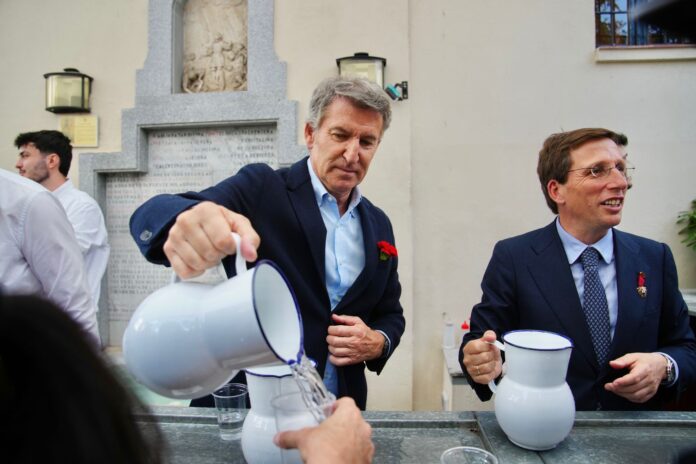 Alberto Núñez Feijóo (izq.) junto al alcalde de Madrid, José Luis Martínez Almeida (dcha.).