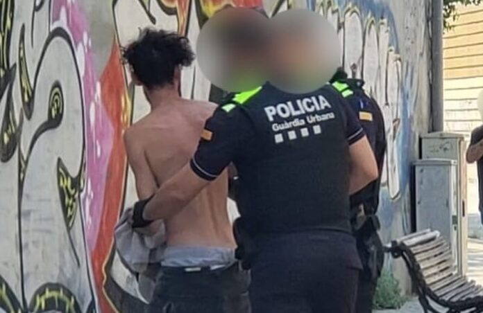 Momento de la detención en Badalona del reincidente marroquí de 32 años que agredió sexualmente a una menor.