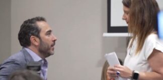 Momento en el que Víctor de Aldama irrumpe en la rueda de prensa de la 'fontanera' del PSOE, Leire Díez.