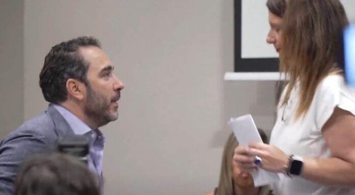 Momento en el que Víctor de Aldama irrumpe en la rueda de prensa de la 'fontanera' del PSOE, Leire Díez.