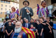 El presidente del Barça posa con algunos aficionados en Montserrat.