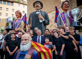 El presidente del Barça posa con algunos aficionados en Montserrat.
