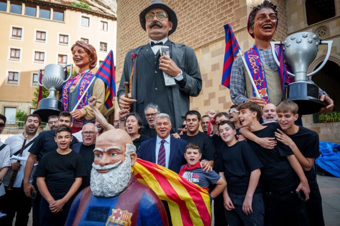 El presidente del Barça posa con algunos aficionados en Montserrat.