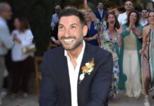 El director general de Diversidad de la Generalitat valenciana, Stephane Soriano, del PP, en el momento de tirar su ramo de novio entre las asistentes a su boda consigo mismo.
