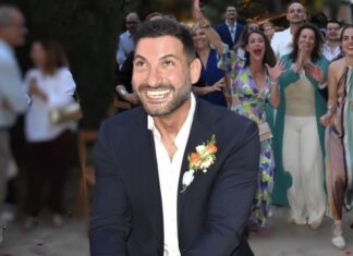 El director general de Diversidad de la Generalitat valenciana, Stephane Soriano, del PP, en el momento de tirar su ramo de novio entre las asistentes a su boda consigo mismo.