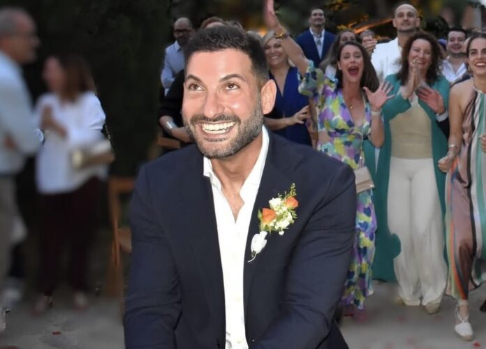 El director general de Diversidad de la Generalitat valenciana, Stephane Soriano, del PP, en el momento de tirar su ramo de novio entre las asistentes a su boda consigo mismo.