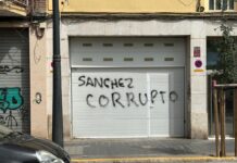 Pintadas en la fachada de la casa de José Luis Ábalos en Valencia.