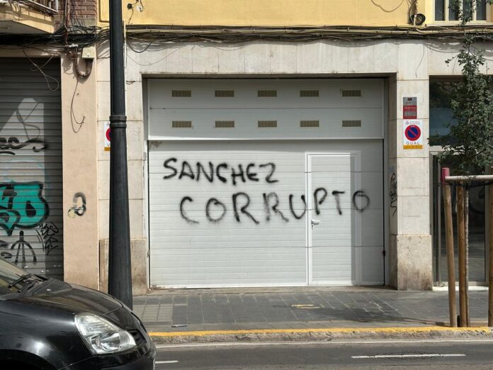 Pintadas en la fachada de la casa de José Luis Ábalos en Valencia.