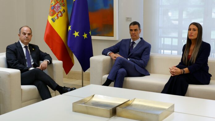 De izquierda a derecha, Jordi Turull, Pedro Sánchez y Míriam Nogueras.