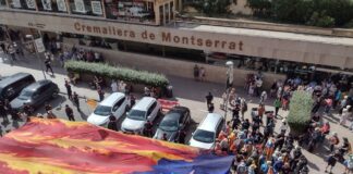 Los separatistas han desplegado una gran estelada en Montserrat, en protesta por la visita de los Reyes al monasterio catalán.