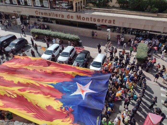 Los separatistas han desplegado una gran estelada en Montserrat, en protesta por la visita de los Reyes al monasterio catalán.