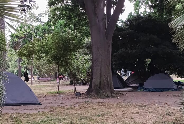 Asentamientos ilegales en el parque de la Ciutadella.