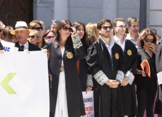 Jueces, fiscales y abogados de toda España se han concentrado a las puertas del Tribunal Supremo por el Estado de Derecho español y contra la injerencia del Gobierno de Sánchez en el Poder Judicial.