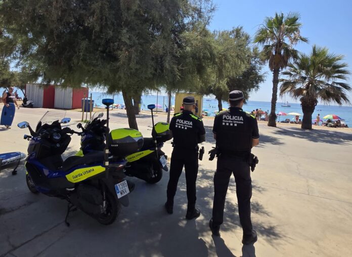 Agentes de la Guardia Urbana de Badalona en la playa de la ciudad.