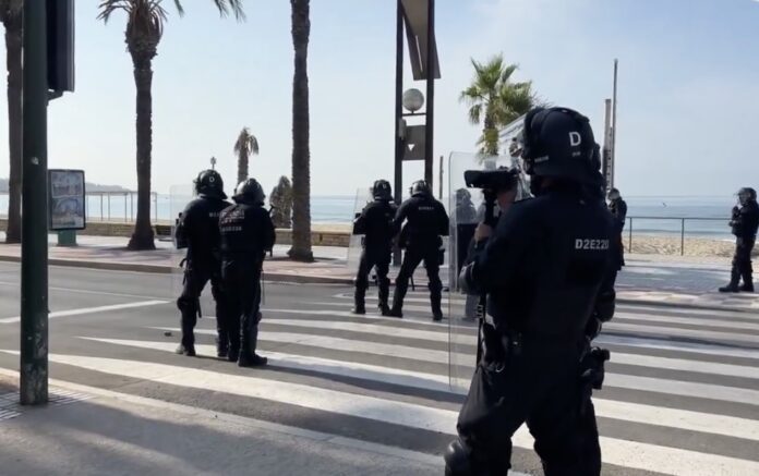 Agentes de los Mossos en el Passeig de Miramar de Salou en una operación contra el top manta.
