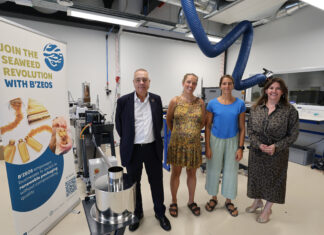 El delegado especial del Estado en el CZFB, Pere Navarro, y la directora general del CZFB, Blanca Sorigué, con Adriana Kyvik y Camilla Dore, Cofundadoras de B’ZEOS.